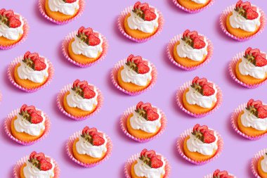 Mor arka planda çilekli kekler