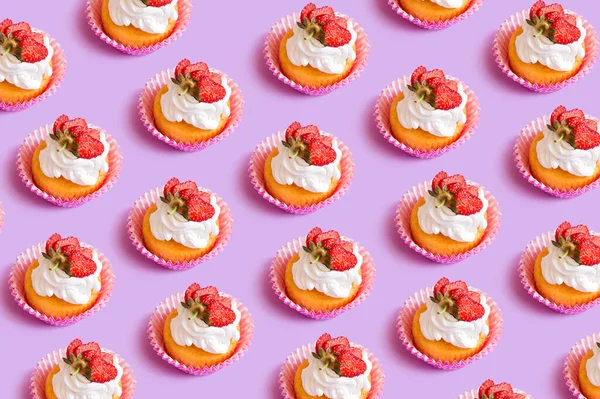 Mor arka planda çilekli kekler