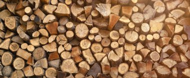 Yakacak odun yığını yakın.