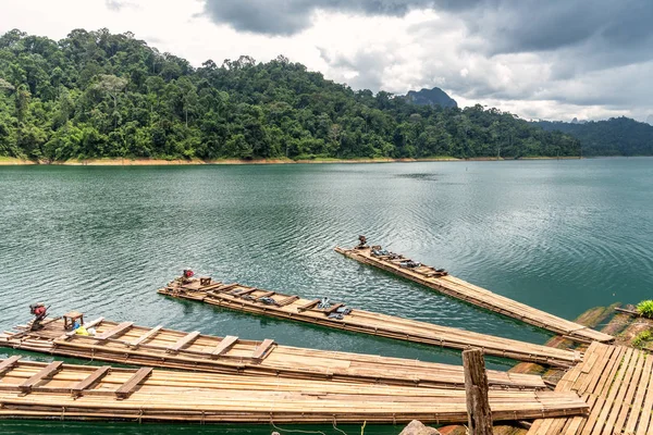 Zümrüt Gölü Khao Sok Milli Parkı, Ratchapra, bambu sala