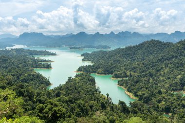 Göl, dağ ve orman Krai Sorn görünümü noktada, Khao Sok Milli Parkı havadan görünümü.