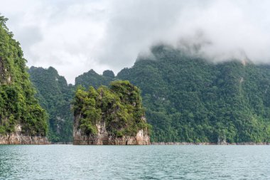 Emerald Gölü, orman ve dağ toplayan. Cheow Lan Barajı. Khao Sok Milli Parkı. Tayland.