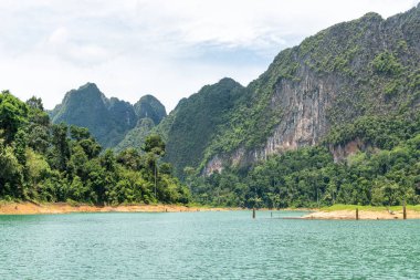 Emerald Gölü, orman ve dağ toplayan. Cheow Lan Barajı. Khao Sok Milli Parkı. Tayland.