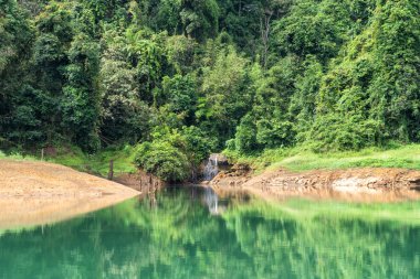 Emerald Gölü, orman ve dağ toplayan. Cheow Lan Barajı. Khao Sok Milli Parkı. Tayland.