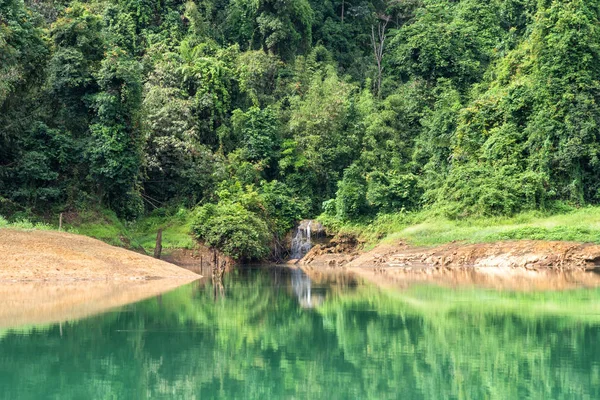 Scenery Emerald Lake Forest Mountain Cheow Lan Dam Khao Sok — Stock Photo, Image