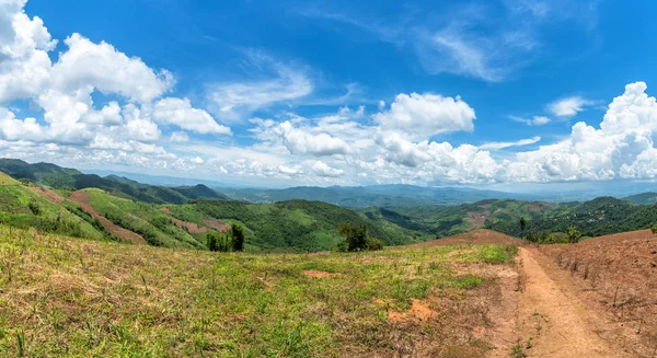 Горная долина леса и облако голубого неба. Дои Чан в Чианграе, Таиланд . — стоковое фото
