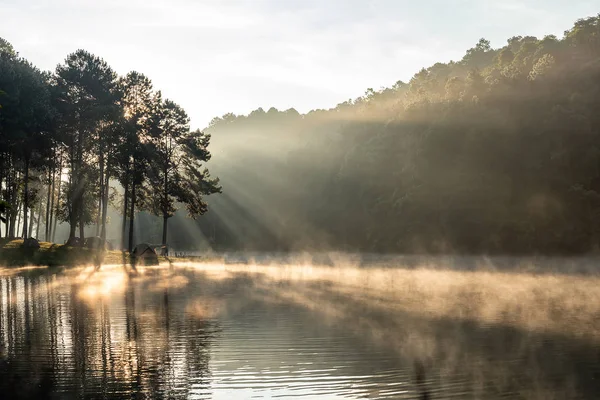 Morning licht en mist bij pang Oong Lake, Mae Hong Son, Thailand — Stockfoto