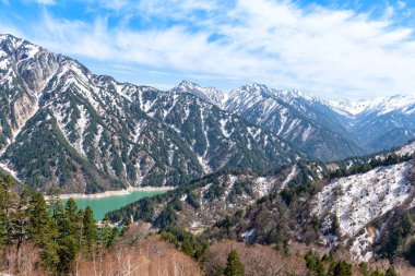 Tateyama Kurobe Alp Rotası'nda kar sırası ve Kurobe gölü.