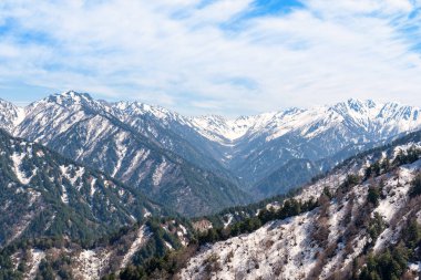 Tateyama Kurobe Alp Rotası'nda kar sırası.