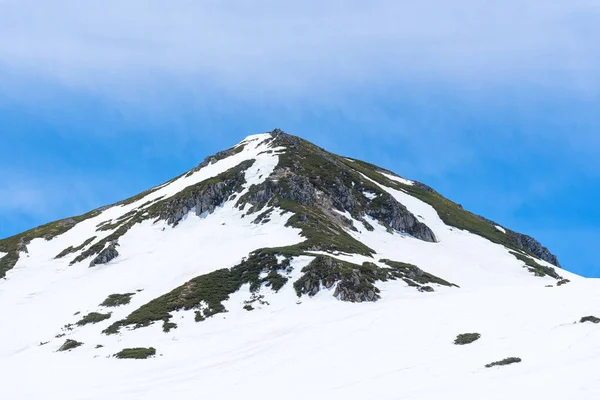 冬季积雪覆盖日本北部阿尔卑斯山的山峰. — 图库照片