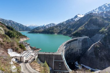 Tateyama Kurobe Alp Güzergahı'nda Kurobe barajı.