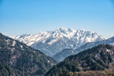 Tateyama Kurobe Alp Rotası'nda kar sırası.