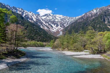 Kuzey Japonya Alpleri'ndeki Kamikochi'de Azusa nehri ve hotaka dağı.