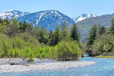 Kuzey Japonya Alpleri'ndeki Kamikochi'de Azusa nehri ve hotaka dağı