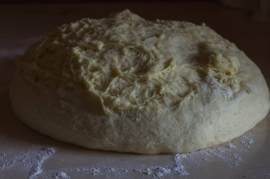 bir top şeklinde ham hamur