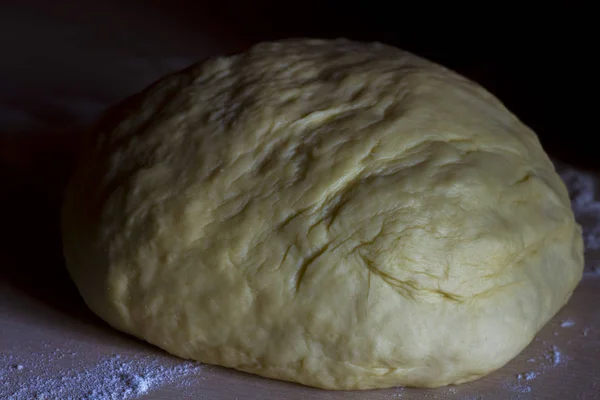 Сырое тесто в форме мяча — стоковое фото