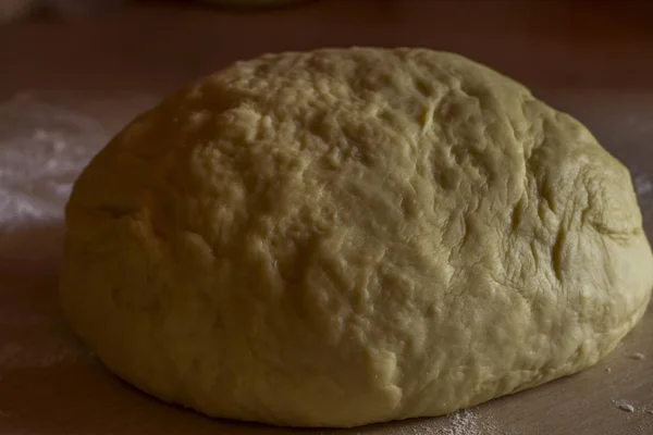 Roher Teig in Form einer Kugel — Stockfoto