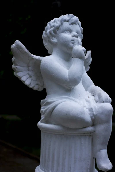 Статуэтка: белый ангел на черном фоне, День святого Валентина, Не — стоковое фото