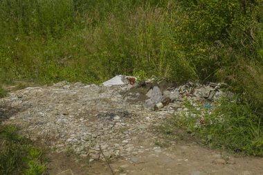 Bir işleme tesisinde büyük bir çöp yığını.