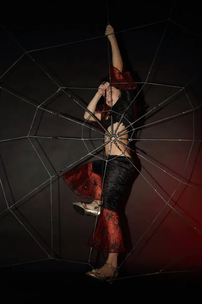 Cadılar Bayramı. Parti zamanı. Örümcek ağı. Siyah Dar Elbise. İki İblis Kız. Neşeli bir şekilde gül. Koyu saçlı. Gülümse. Sevinçli. Sihir. Eğlenceliydi. Moda. Güzelmiş. - Hanımefendi. Makyaj. Çok şık. Gotik