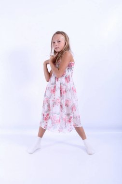 çiçekleri ile pembe bir elbise genç kız