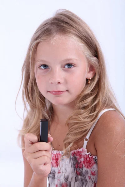 Ruj ile renkleri öğrenme. Sevimli küçük çocuk görünümlü bir