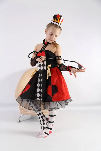 Muhteşem kart kraliçesi kılığında genç kadın