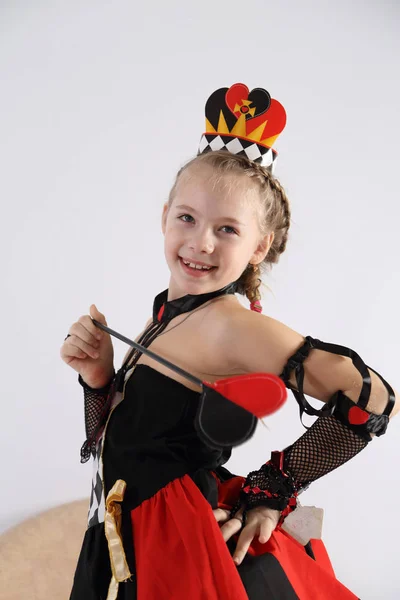 Muhteşem kart kraliçesi kılığında genç kadın