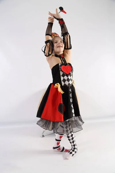 Muhteşem kart kraliçesi kılığında genç kadın