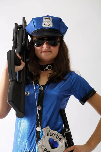 Sexy policistka s puškami taktickým — Stock fotografie