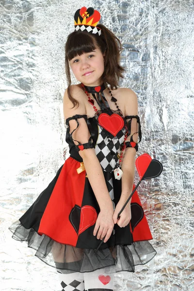 Muhteşem kart kraliçesi kılığında genç kadın