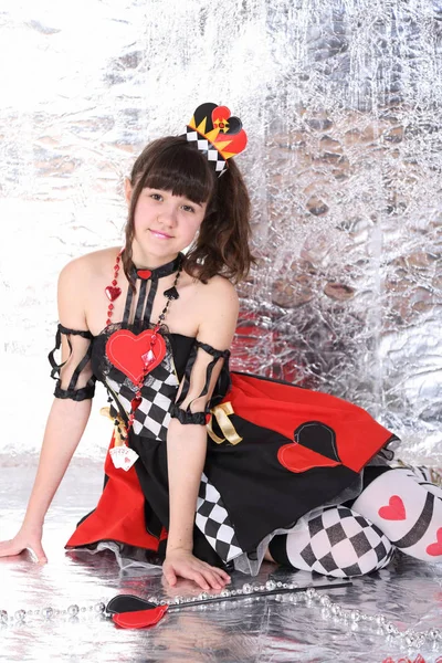 Muhteşem kart kraliçesi kılığında genç kadın