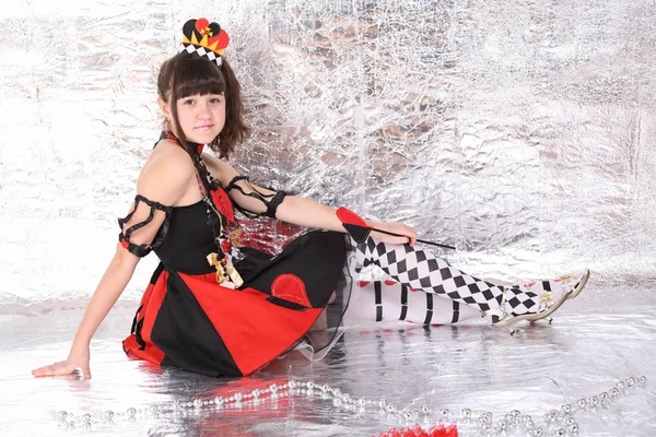 Muhteşem kart kraliçesi kılığında genç kadın