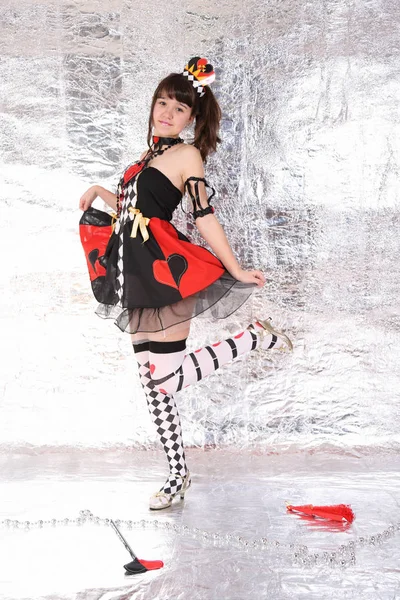 Muhteşem kart kraliçesi kılığında genç kadın