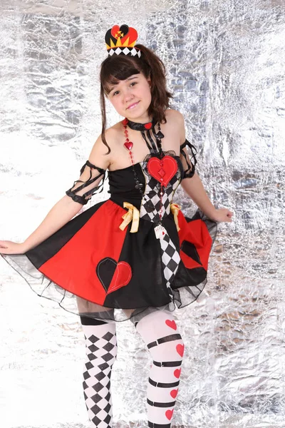 Muhteşem kart kraliçesi kılığında genç kadın
