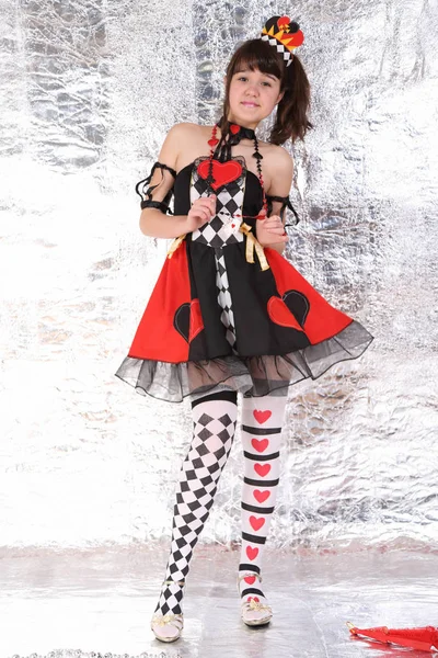 Muhteşem kart kraliçesi kılığında genç kadın