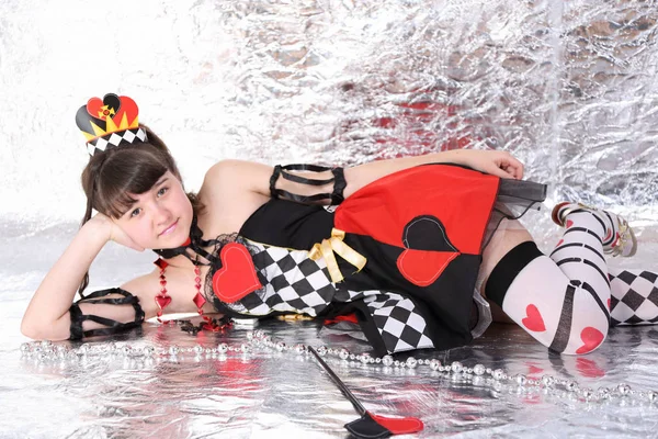 Muhteşem kart kraliçesi kılığında genç kadın