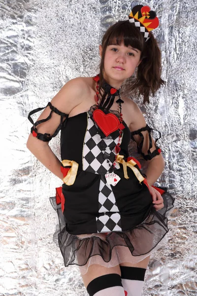 Muhteşem kart kraliçesi kılığında genç kadın
