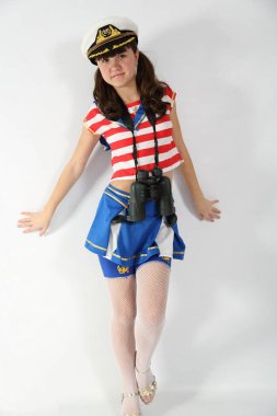 beyaz bir arka plan üzerinde bir denizci takım elbise güzel kız