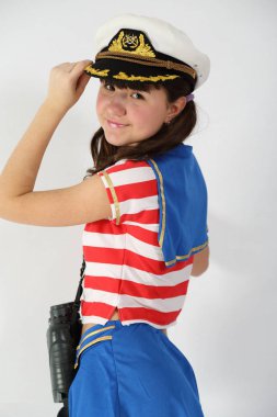 beyaz bir arka plan üzerinde bir denizci takım elbise güzel kız