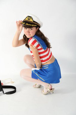 beyaz bir arka plan üzerinde bir denizci takım elbise güzel kız