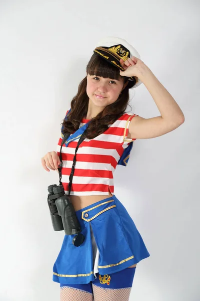 beyaz bir arka plan üzerinde bir denizci takım elbise güzel kız