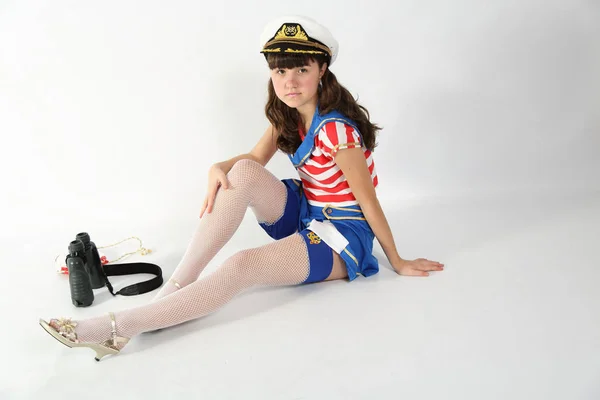 beyaz bir arka plan üzerinde bir denizci takım elbise güzel kız