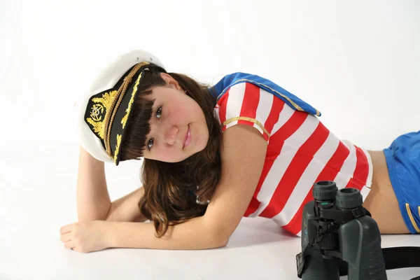 Krásná dívka v obleku námořníka na bílém pozadí — Stock fotografie