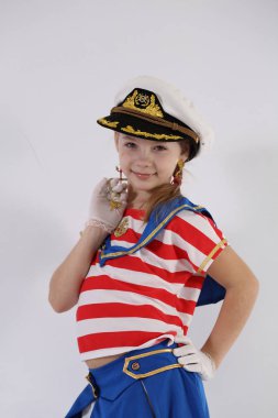 beyaz bir arka plan üzerinde bir denizci takım elbise güzel genç kız
