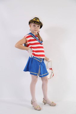 beyaz bir arka plan üzerinde bir denizci takım elbise güzel genç kız
