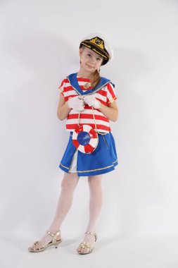 beyaz bir arka plan üzerinde bir denizci takım elbise güzel genç kız
