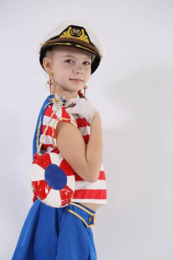 beyaz bir arka plan üzerinde bir denizci takım elbise güzel genç kız