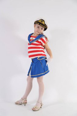 beyaz bir arka plan üzerinde bir denizci takım elbise güzel genç kız