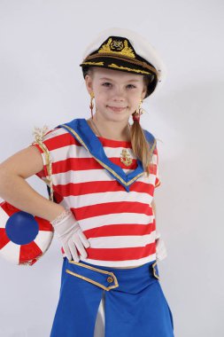 beyaz bir arka plan üzerinde bir denizci takım elbise güzel genç kız